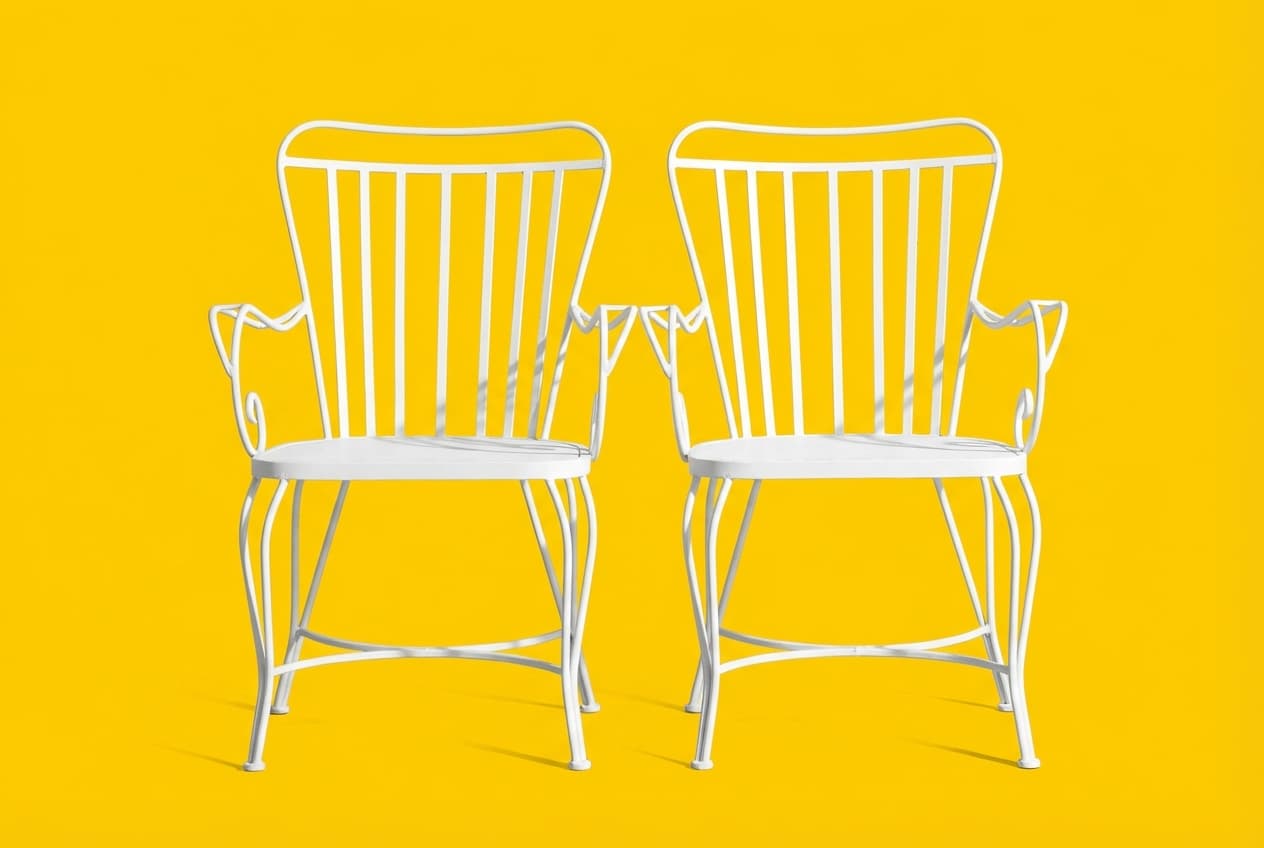 Les chaises blanches emblématiques de Mérida sur un fond jaune contrasté.