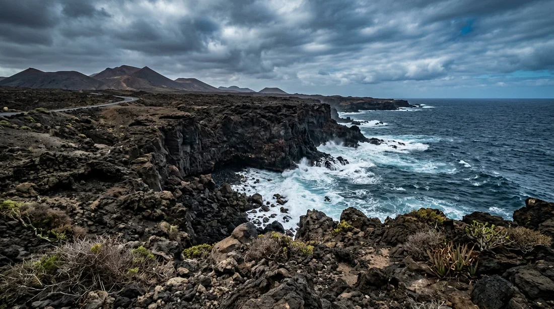 Paysage volcanique sauvage de Lanzarote Paysage volcanique aride de Lanzarote avec l'océan Atlantique