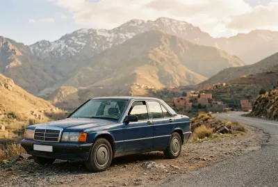 Voiture dans un parking sécurisé avec vue sur l'Atlas au Maroc