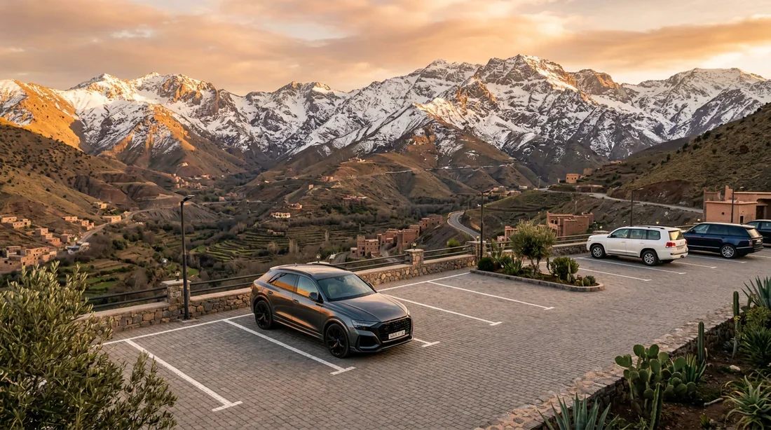Voiture garée dans un parking sécurisé au Maroc avec vue panoramique sur les montagnes de l'Atlas