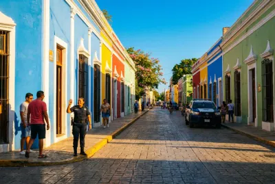 Rue colorée de Mérida avec une présence policière rassurante