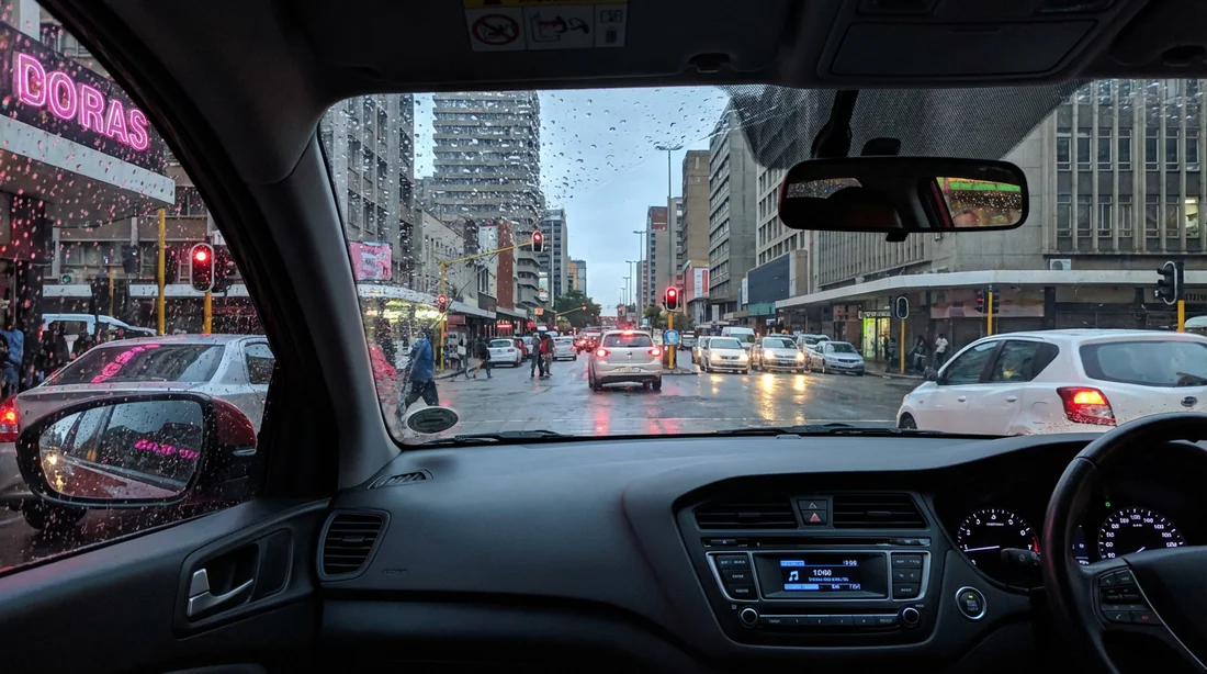 Vue depuis l'intérieur d'une voiture aux vitres fermées à un feu rouge à Pretoria.