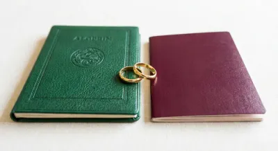 Gros plan sur les documents officiels d'un mariage franco-algérien.