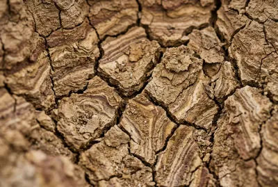 Texture striée du sol en bentonite