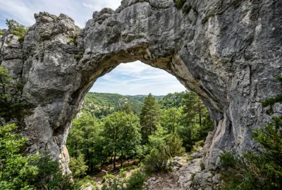 La Porte de Mycènes arche naturelle emblématique à Montpellier-le-Vieux