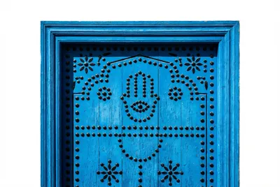 Détail iconique d'une porte traditionnelle tunisienne bleue.