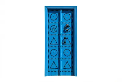 Porte traditionnelle tunisienne bleue sur fond blanc.