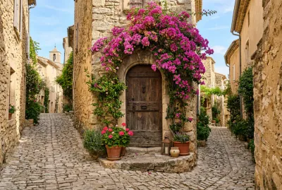Ruelle pavée provençale pittoresque avec bougainvilliers et porte en bois