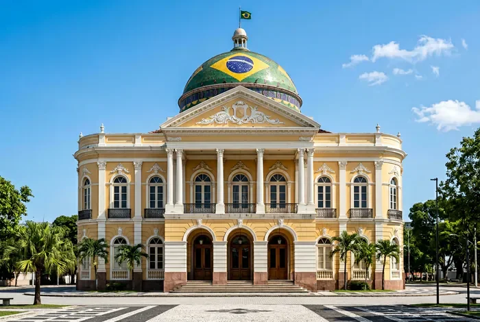 Manaus dangereux ? Guide de sécurité 2026 - Manaus : 7 conseils pour voyager en sécurité - Manaus est-elle vraiment une ville dangereuse en 2026 ? Façade emblématique du Teatro Amazonas