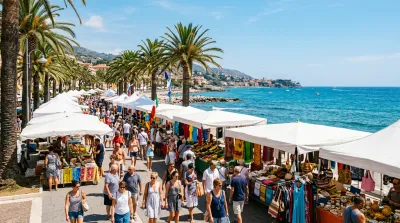 Le grand marché du jeudi sur le front de mer de Bordighera avec ses tentes blanches et ses palmiers.