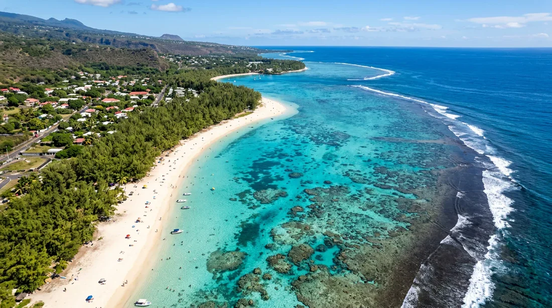 Lagon de l'Ermitage vue du ciel Vue aérienne par drone du lagon de l'Ermitage à La Réunion avec sa barrière de corail