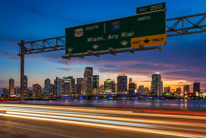 Panorama de la skyline de Miami et signalétique urbaine