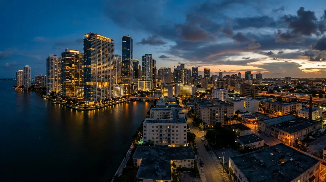 Vue panoramique de Miami au crépuscule montrant le contraste entre Brickell et Overtown