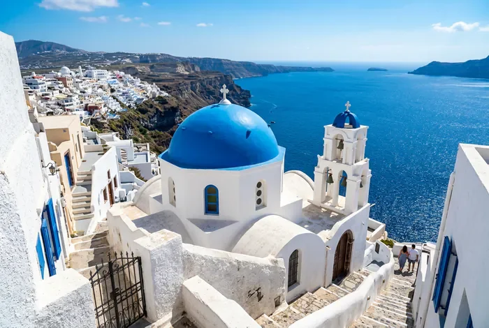 Gros plan sur un dôme bleu emblématique d'Oia à Santorin