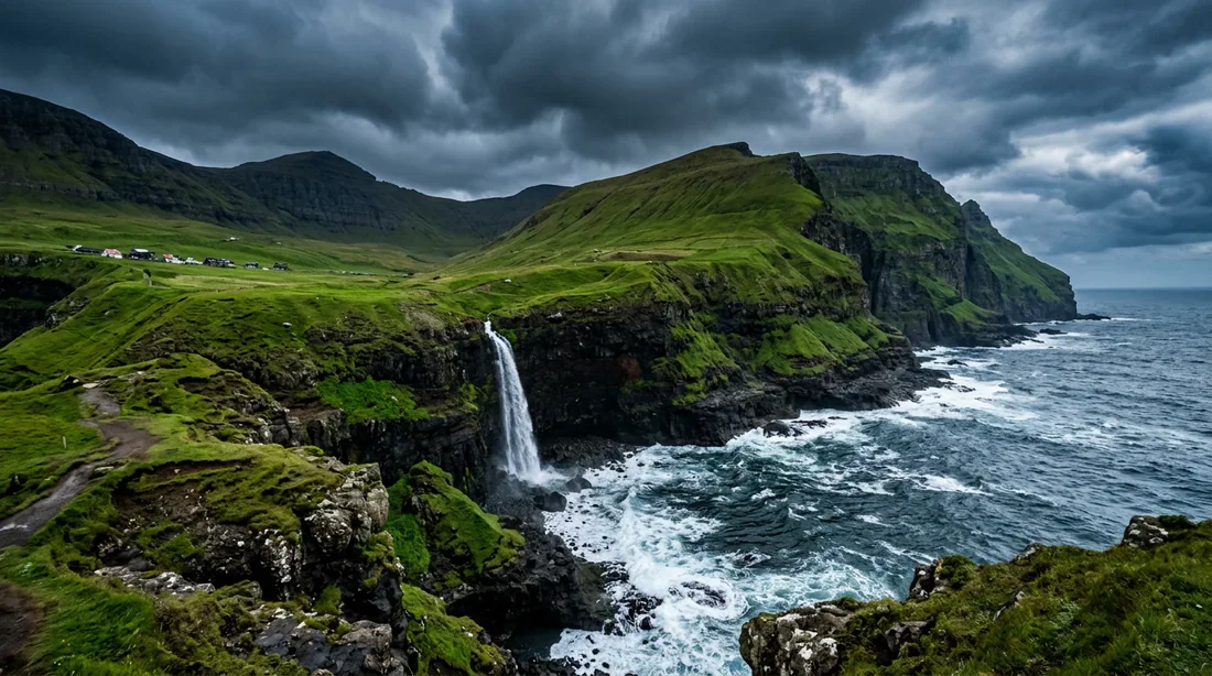 Cascade de Múlafossur à Gásadalur - Îles Féroé La cascade de Múlafossur se jetant dans l'océan à Gásadalur sous un ciel dramatique aux Îles Féroé