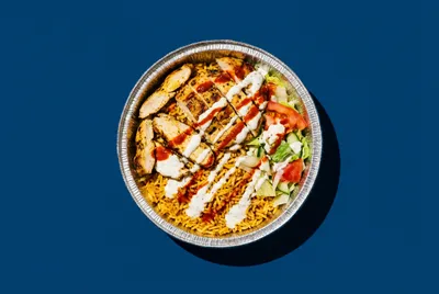 Plat emblématique halal de New York sur fond uni