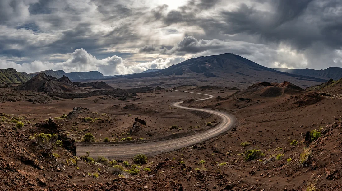 Paysage vulcanique spectaculaire de la Plaine des Sables vers le Piton de la Fournaise