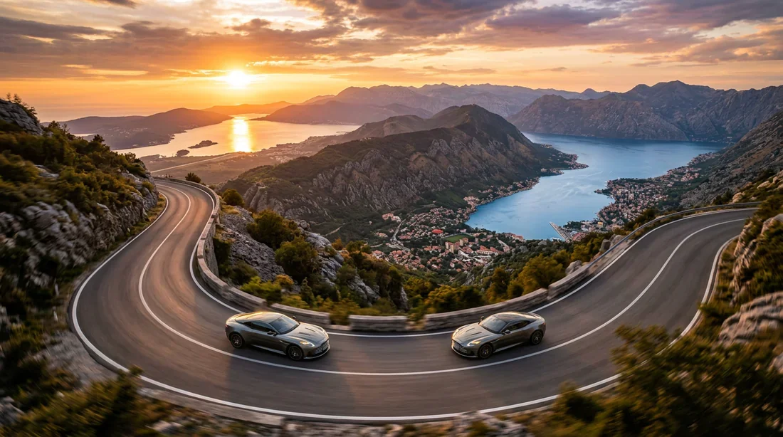 Voiture sur une route sinueuse surplombant les bouches de Kotor au coucher du soleil