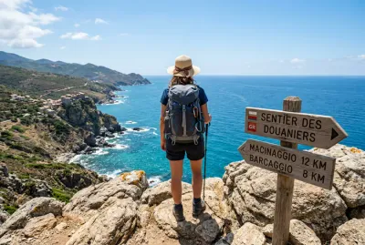 Randonneur admirant le littoral depuis le sentier des douaniers au Cap Corse