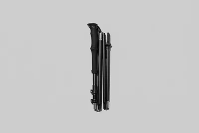 Bâton de randonnée télescopique replié sur fond neutre