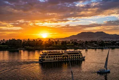 Miniature croisière sur le Nil au soleil couchant
