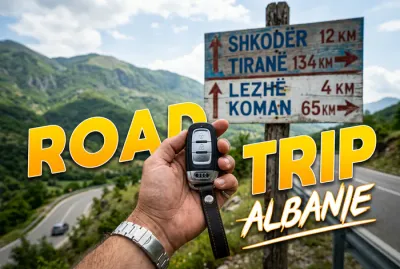 Clés de voiture et panneau de signalisation albanais pour road trip