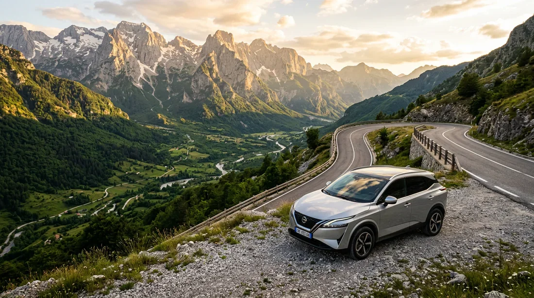 Voiture de location garée sur une route de montagne spectaculaire en Albanie lors d'un road trip.