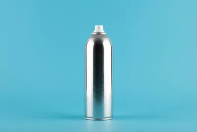 Flacon de spray anti-moustique sur fond bleu uni